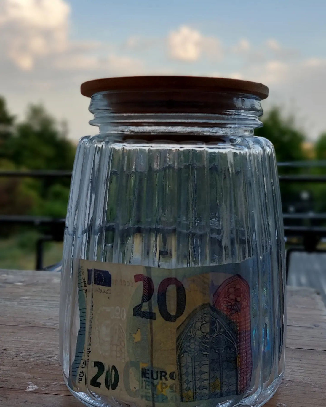 Die ersten zwanzig Euro sind im Spendenglas
