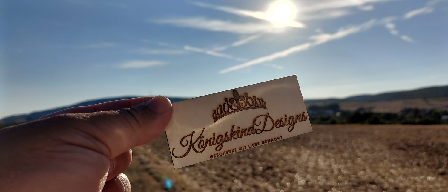 Königskinddesigns Laserlogo im Sonnenuntergang mit Blick auf den Donnersberg im Sommer